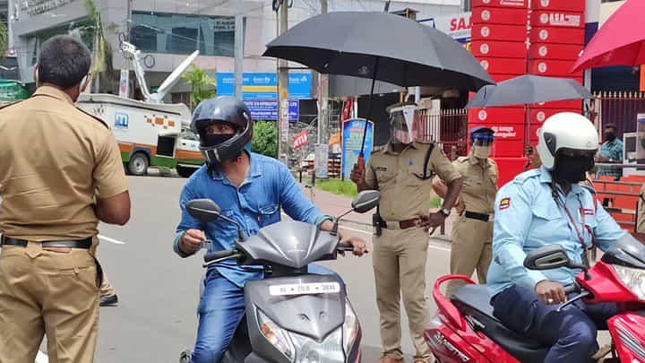 Vizag: సిగ్నల్లో స్కూటీపై అనుమానాస్పదంగా ఇద్దరు వ్యక్తులు.. ఆపి చెక్ చేయగా.. Vizag: సిగ్నల్లో స్కూటీపై అనుమానాస్పదంగా ఇద్దరు వ్యక్తులు.. ఆపి చెక్ చేయగా..