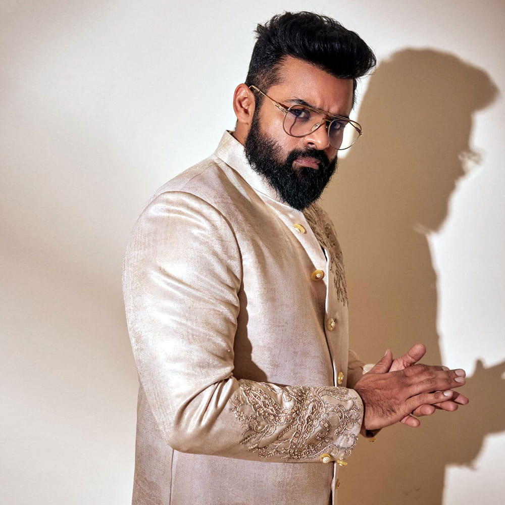 సాయిదుర్గా తేజ్‌ హీరోగా ఓ సినిమా తెరకెక్కనుంది. 1940ల నేపథ్యంలో సాగే ఆసక్తికరమైన కథాంశంతో రూపొందనుంది. తేజ్‌ ఇంతకు మునుపెన్నడూ చేయని వైవిధ్యమైన పాత్రలో కనిపిస్తారని టాక్‌. హనుమాన్‌ చిత్ర నిర్మాత నిరంజన్‌ రెడ్డి ఈ సినిమాను రూపొందిస్తారు. ప్రస్తుతం ప్రీ ప్రొడక్షన్‌ పనులు జరుగుతున్నాయి. జులై నుంచి రెగ్యులర్‌ షూటింగ్ ఉంటుంది. 