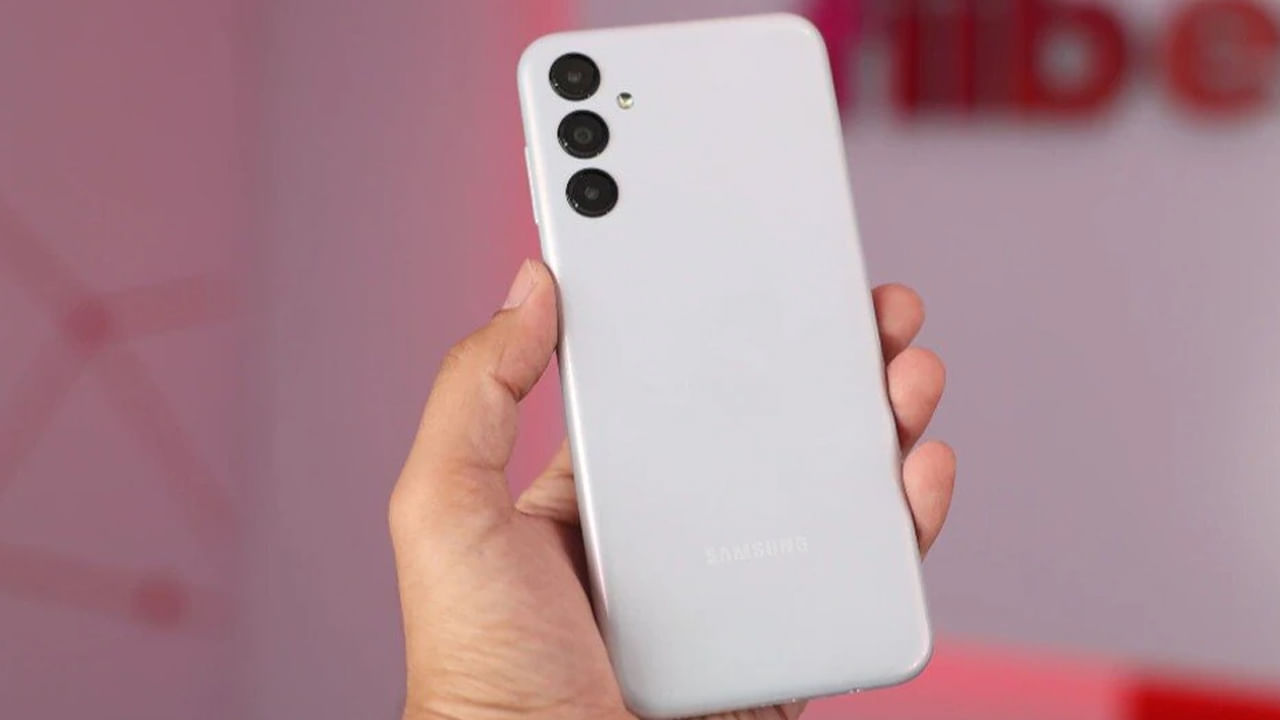 Samsung Galaxy M14 5G: రూ. 10వేలలో అందుబాటులో ఉన్న బెస్ట్‌ స్మార్ట్ ఫోన్స్‌లో ఇదీ ఒకటి. ఈ ఫోన్‌ అసలు ధర రూ. 17,999కాగా అమెజాన్‌లో ఏకంగా 47 శాతం డిస్కౌంట్‌తో రూ. 9,499కి సొంతం చేసుకోవచ్చు. ఫీచర్ల విషయానికొస్తే ఇందులో 50 మెగాపిక్సెల్స్‌తో కూడిన రెయిర్‌ కెమెరాను అందించారు. 6000 ఎమ్‌ఏహెచ్‌ వంటి పవర్‌ఫుల్‌ బ్యాటరీని అందించారు. 