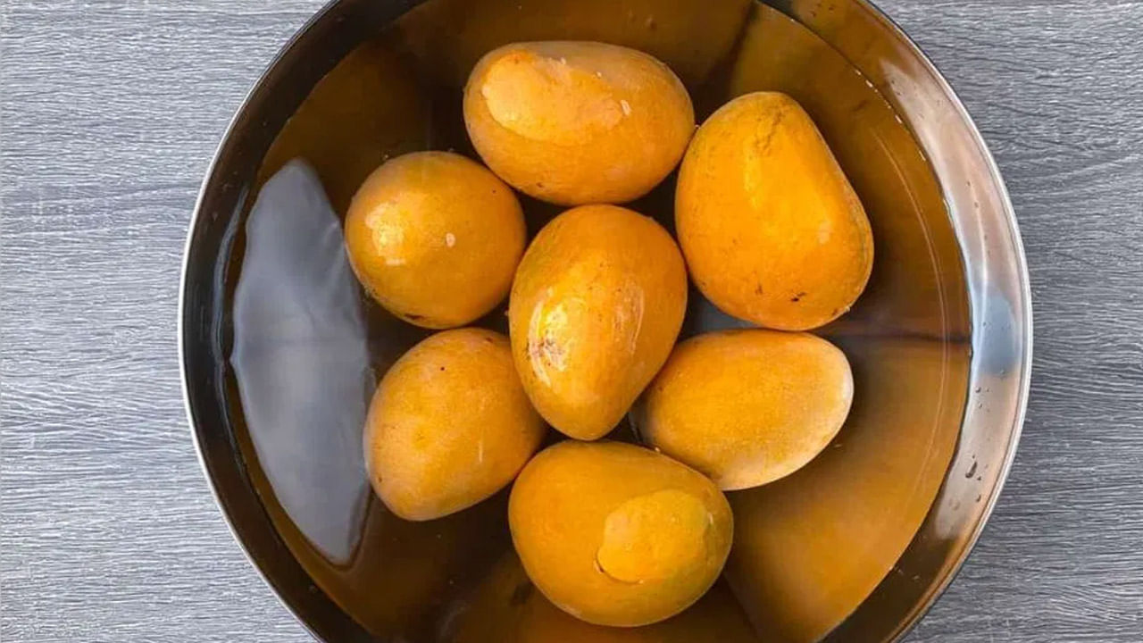 అయితే, మామిడి పండ్ల వినియోగానికి ముందు అమ్మ లేదా అమ్మమ్మ వాటిని నీటిలో నానబెట్టడం మీరు తప్పక చూసి ఉంటారు. మామిడి పండ్లను నీటిలో సుమారు 30 నిమిషాల నుంచి గంటసేపు నానబెట్టిన తర్వాత మాత్రమే తినడం మంచిదంటూ చెబుతుంటారు. అలాంటప్పుడు మామిడి పండ్లను నీటిలో నానబెట్టడం ఎందుకు అవసరమో ఇప్పుడు తెలుసుకోండి..