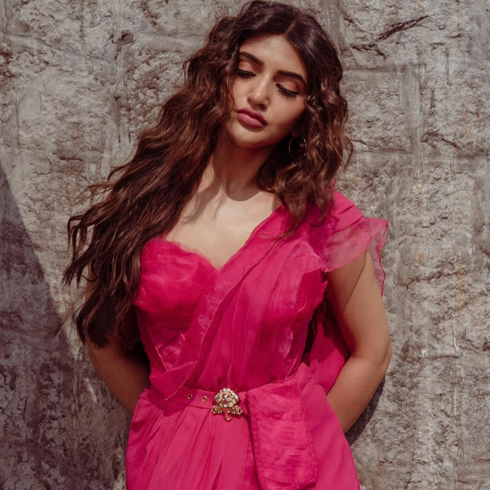 కానీ ఇక్కడే అసలు ట్విస్ట్ వచ్చింది. వరుస హిట్స్ అందుకుంటున్న ఈ ముద్దుగుమ్మ ఖాతాలో డిజాస్టర్స్ వచ్చి పడ్డాయి. ఆదికేశవ, ఎక్స్ఆర్డీనరీ మ్యాన్ చిత్రాలు ఈ బ్యూటీకి నిరాశను మిగిల్చాయి. దీంతో మూవీ కంటెంట్ పై ఫోకస్ పెట్టింది.