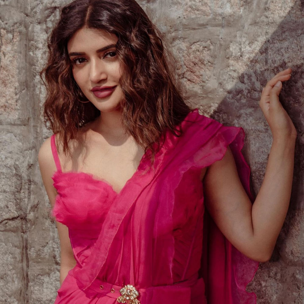 ధమాకా మూవీతో భారీ విజయాన్ని అందుకున్న ఈ బ్యూటీ ఆ తర్వాత మాత్రం వరుస సినిమాలతో స్టార్ హీరోయిన్లకు చెమటలు పట్టించింది. అవకాశాలన్ని అందుకుని టాప్ హీరోయిన్గా దూసుకుపోయింది.