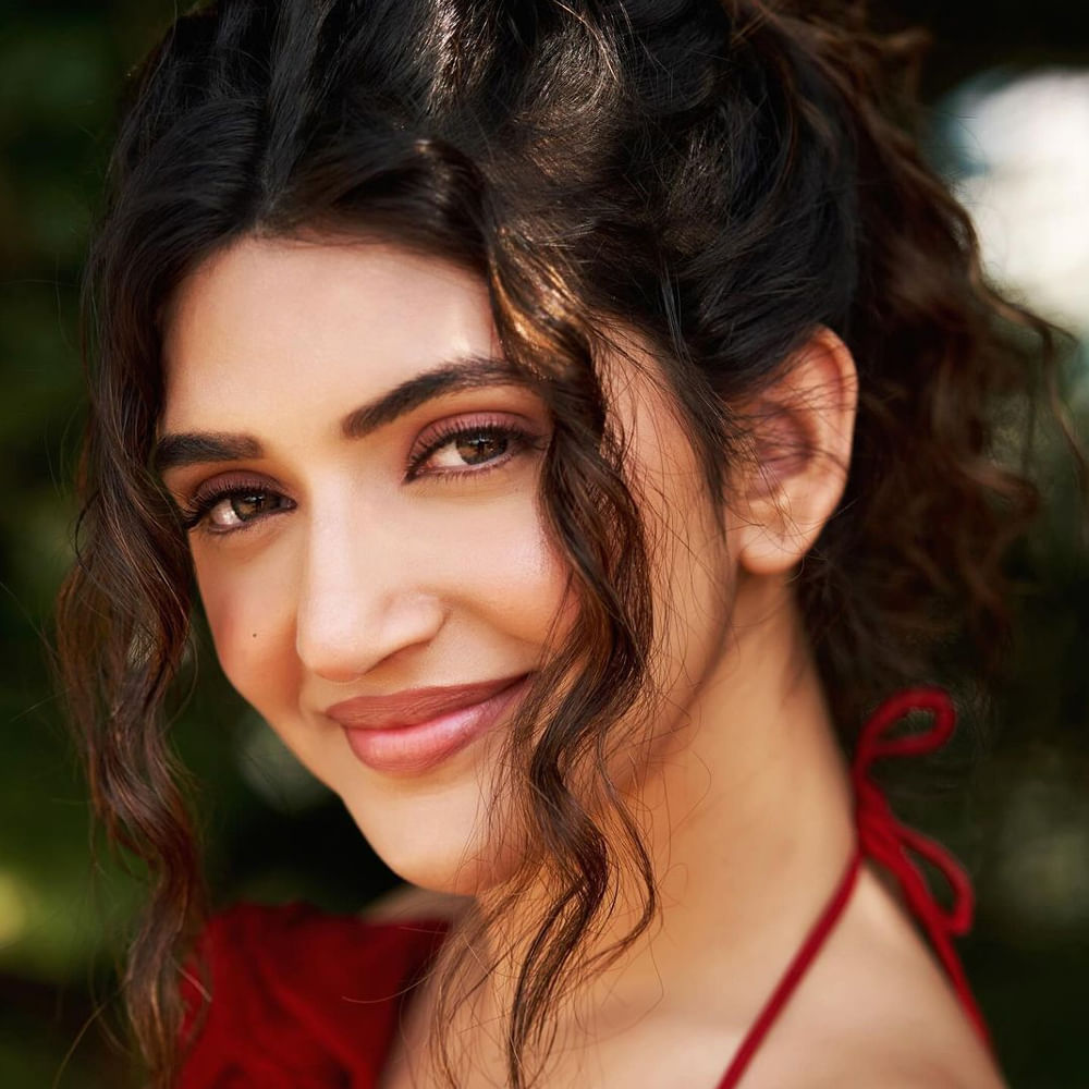 నిజానికి టిల్లు స్క్వేర్ సినిమాకు అనుపమ కంటే ముందు శ్రీలీలను అనుకున్నారట. అప్పటికే కొన్ని సీన్స్ కూడా తీశారని.. కానీ గ్లామర్ షో.. లిప్ లాక్ సీన్స్ ఉండడంతో మధ్యలోనే డ్రాప్ అయ్యిందని టాక్ నడిచింది. కట్ చేస్తే ఆమె స్థానంలోకి అనుపమ వచ్చింది.