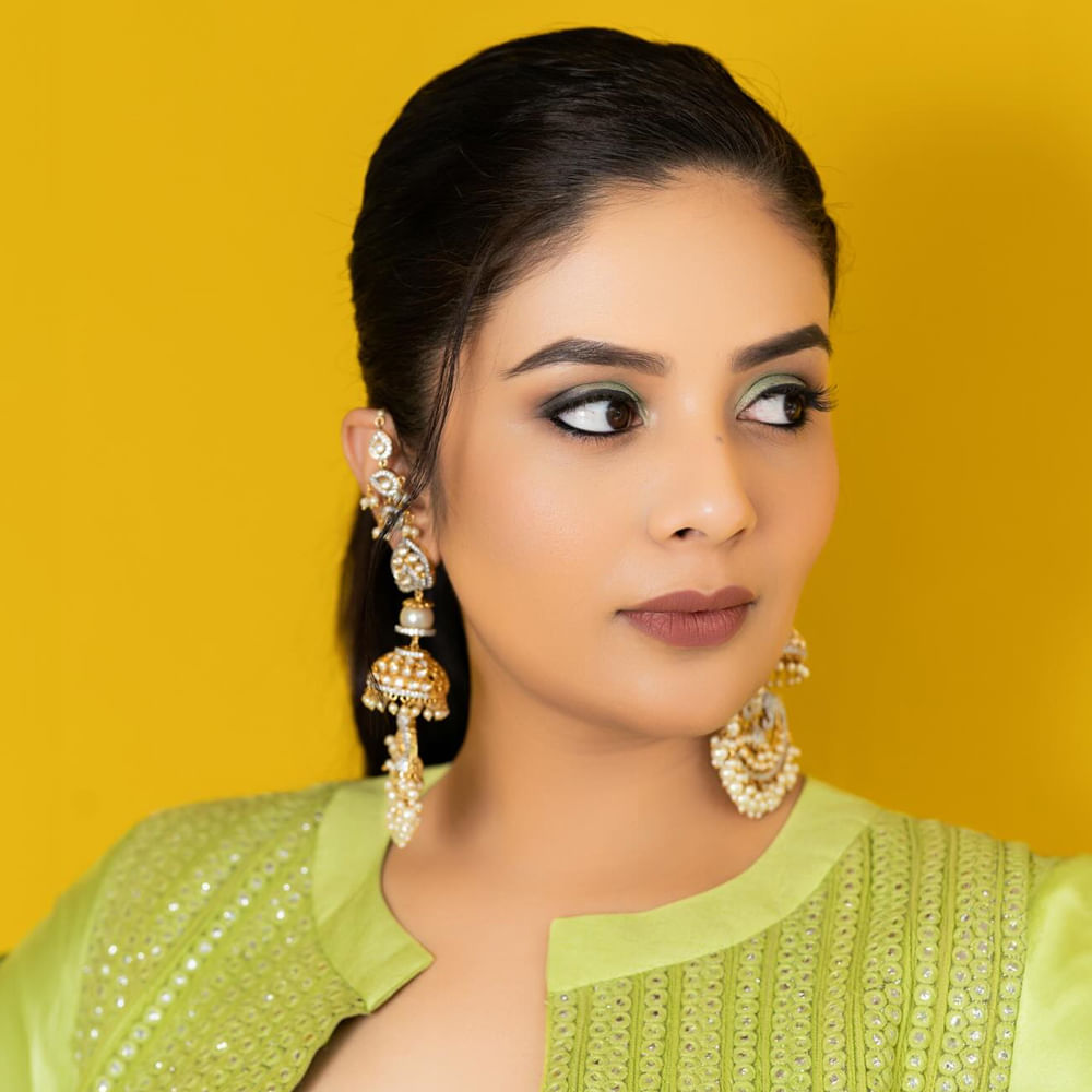 నటి కావాలని శ్రీముఖి పరిశ్రమలో అడుగు పెట్టారు. హీరోయిన్ గా ప్రయత్నాలు చేశారు. అది అంత ఈజీ కాదని తెలుసుకుని బుల్లితెరకు షిఫ్ట్ అయ్యారు. పటాస్ షో శ్రీముఖికి ఫేమ్ తెచ్చిపెట్టింది.