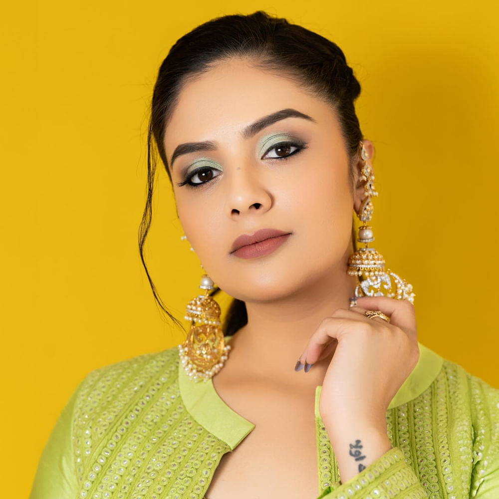 ఇది ఇలా ఉంటే బిగ్ బాస్ సీజన్ 3 లో కూడా శ్రీముఖి తన సత్తా చాటి  రాహుల్ సిప్లిగంజ్ కి గట్టి పోటీ ఇచ్చింది.  తెలుగు బిగ్ బాస్ లో తొలి మహిళా విన్నర్ శ్రీముఖి అనే మాటలు కూడా వినిపించాయి. కానీ రన్నరప్ తో సరిపెట్టుకుంది. రాహుల్ విజేతగా ఫైనల్ విన్నర్ గా నిలిచాడు.