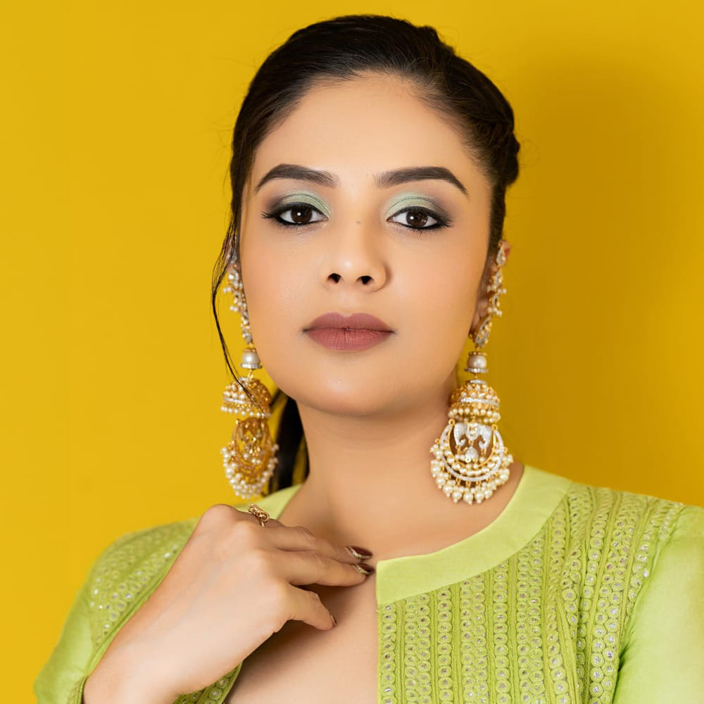 రాహుల్ సిప్లిగంజ్ ఆ సీజన్ విన్నర్ అయ్యారు. స్టార్ యాంకర్ కావడంతో శ్రీముఖికి భారీగా రెమ్యూనరేషన్ ఇచ్చినట్లు వార్తలు వచ్చాయి. టైటిల్ విన్నర్ కంటే కూడా శ్రీముఖినే ఎక్కువగా లబ్ధి పొందారన్న మాట వినిపించింది. అప్పటి నుండి శ్రీముఖికి అవకాశాలు పెరుగుతూ వచ్చాయి. 