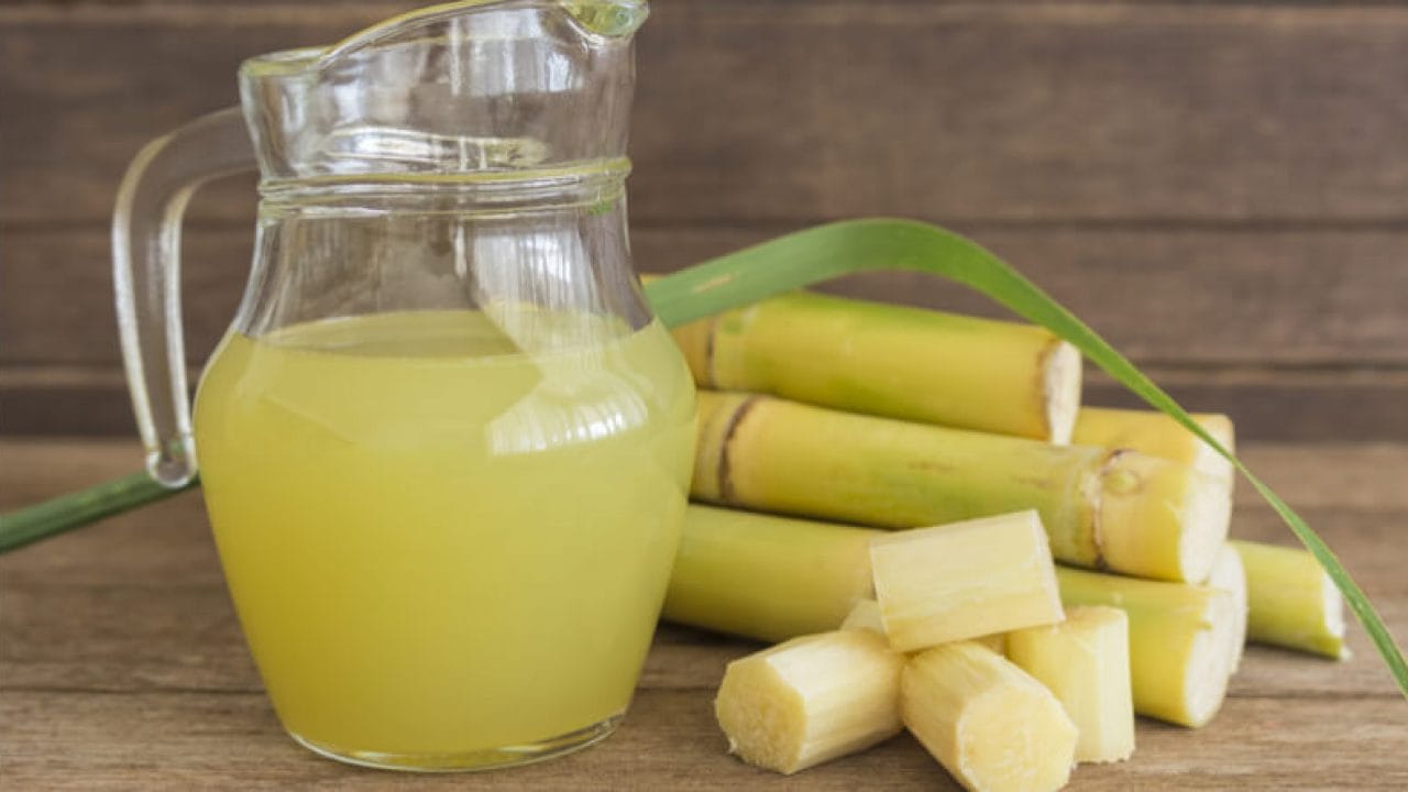 శరీరాన్ని హైడ్రేట్‌ చేయడంలో చెరకు రసం బాగా పని చేస్తుంది. తక్షణమే ఎనర్జీ లెవల్స్‌ను పెంచుతుంది. అంతే కాకుండా రోగ నిరోధక శక్తిని కూడా పెంచుతుంది. జీర్ణ క్రియను మెరుగు పరుస్తుంది. మల బద్ధకం సమస్యను కూడా తగ్గిస్తుంది.
