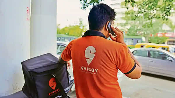 Hyderabad: వెజ్ స్పెషల్ రోల్ ఆర్డర్ పెడితే.. పార్శిల్ వచ్చింది.. తినేందుకు ఓపెన్ చేయగా..