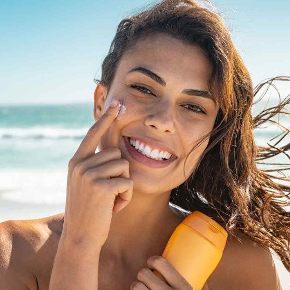 శనగపిండి మీ చర్మానికి గొప్పగా పనిచేస్తుంది. ఇది మీ స్కిన్ టోన్‌ను ప్రకాశవంతం చేస్తుంది. మీ చర్మాన్ని కాంతివంతం చేస్తుంది. మెడ, చేతులపై పేరుకుపోయిన మొండి ట్యాన్‌ నుండి చర్మాన్ని రక్షించుకోవడానికి శనగపిండిని స్క్రబ్బర్‌గా కూడా ఉపయోగించవచ్చు. ఇది చర్మంలోని మృతకణాలను తొలగించి, చర్మాన్ని పునరుజ్జీవింపజేయడంలో సహాయపడుతుంది. శనగపిండి ఫేస్ ప్యాక్‌లో చిటికెడు పసుపు వేసి తయారు చేసినట్టయితే అద్భుతమైన ఫలితాలను పొందవచ్చు. 3 టేబుల్ స్పూన్ల శనగపిండిలో 1 టీస్పూన్ ఆలివ్ ఆయిల్, స్పూన్ నిమ్మరసం కలపండి. దానికి చిటికెడు పసుపు వేసి కలపాలి. అన్ని పదార్థాలను బాగా మిక్స్ చేసుకోవాలి. ఈ మిశ్రమాన్ని ముఖం, మెడకు పూర్తిగా అప్లై చేసి 10-15 నిమిషాలు ఆరనివ్వండి. తరువాత దీన్ని గోరువెచ్చని నీటితో కడగాలి. వారానికి రెండుసార్లు ఈ ప్యాక్‌ వాడుతూ ఉంటే మీ ముఖంలో చక్కటి గ్లోని చూస్తారు.