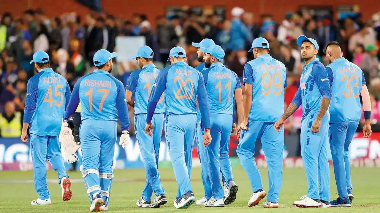 3 Indian Players May Selected for T20 World Cup First Time: టీ20 ప్రపంచ కప్‌కు భారత జట్టును మరికొద్ది గంటల్లో ప్రకటించనున్నారు. దేశ రాజధాని ఢిల్లీలో టీమిండియా కెప్టెన్ రోహిత్ శర్మ, చీఫ్ సెలెక్టర్ అజిత్ అగార్కర్ మధ్య సమావేశాలు ఏర్పాటు చేశారు. చాలా మంది ఆటగాళ్లపై ఇంకా సందేహాలు ఉన్నప్పటికీ నివేదికల ప్రకారం, టీమ్ ఇండియాకు చెందిన 15 మంది ఆటగాళ్లను ఇప్పటికే ఎంపిక చేశారంట. BCCI అధికారికంగా ప్రకటన చేయవలసి ఉంది. ఇలాంటి పరిస్థితుల్లో తొలిసారిగా టీ20 ప్రపంచకప్‌లో పలువురు ఆటగాళ్లకు చోటు దక్కే అవకాశం ఉందని అంచనా వేస్తున్నారు.