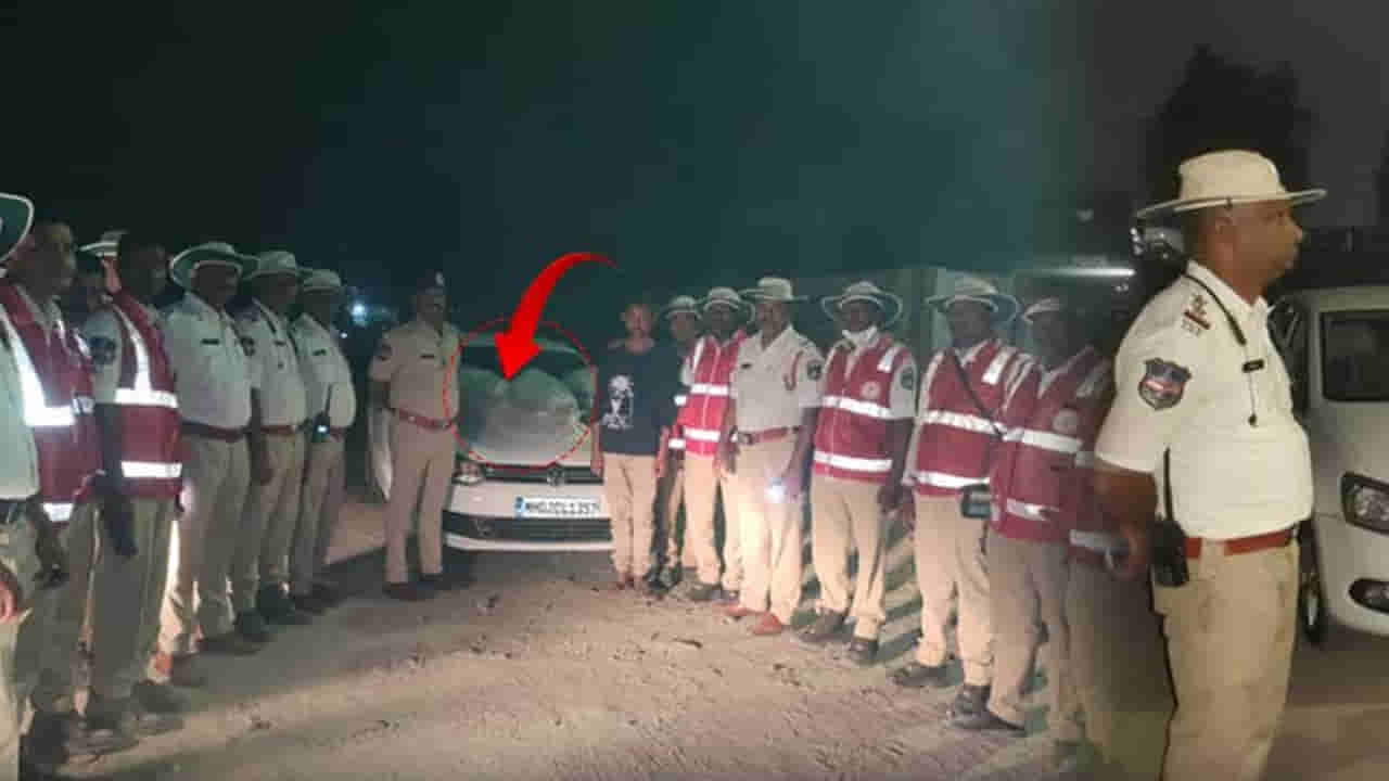 Hyderabad: డ్రంకెన్ డ్రైవ్ టెస్టు చేయడానికి కారును ఆపిన పోలీసులు.. లోపల 2 పార్శిల్స్.. ఓపెన్ చేయగా