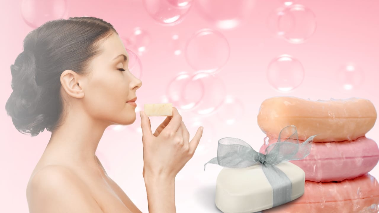 రోజూ మనం ఉపయోగించే నిత్యవసరాల్లో సబ్బులు కూడా ఒకటి. స్నానం చేయాలంటే ఖచ్చితంగా ఒంటి సబ్బు కావాల్సిందే. సబ్బు లేదంటే స్నానం కూడా చేయరు కొంత మంది. అదే విధంగా బట్టలు ఉతకడానికి, గిన్నెలు కడగడానికి కూడా సబ్బులు కావాలి. అయితే ఈ సబ్బులు అనేవి త్వరగా అరిగిపోతూ ఉంటాయి.