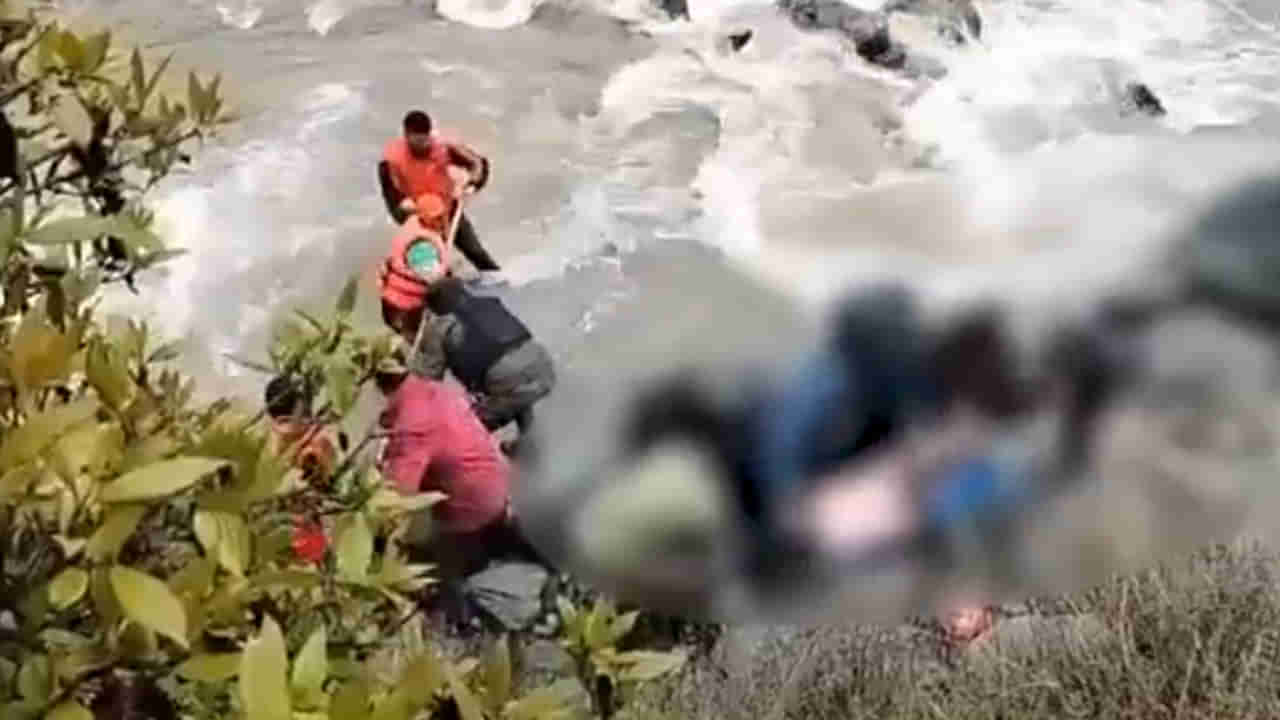 Tourist Taxi Falls Into River: మంచు ఎఫెక్ట్‌..! టూరిస్ట్ టాక్సీకి ఘోర ప్రమాదం..  నదిలో పడి ఇద్దరు గల్లంతు.. ఎక్కడంటే..