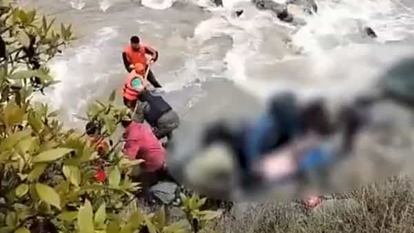 Tourist Taxi Falls Into River: మంచు ఎఫెక్ట్..! టూరిస్ట్ టాక్సీకి ఘోర ప్రమాదం.. నదిలో పడి ఇద్దరు గల్లంతు.. ఎక్కడంటే..