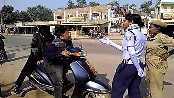 Viral Video: వార్నీ.. వీడి వేషాలో..! లేడీ ట్రాఫిక్ పోలీసులకు పట్టుబడి.. భలే మస్కా కొడుతున్నాడే..!