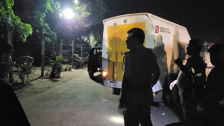 AP News: ఓ కంటైనర్లో దొరికిన ఇనుప పెట్టెలు.. వాటిని తెరిచి చూడగా కళ్లు జిగేల్.! AP News: ఓ కంటైనర్లో దొరికిన ఇనుప పెట్టెలు.. వాటిని తెరిచి చూడగా కళ్లు జిగేల్.!