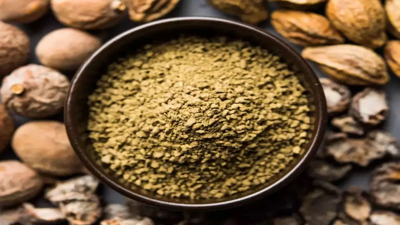 త్రిఫల జీర్ణక్రియను మెరుగుపరచడానికి ఉపయోగపడుతుంది. అందుకే చాలా మంది ఉదయాన్నే త్రిఫల లేదా త్రిఫల నానబెట్టిన నీటిని తాగుతారు. అయితే దీనితోపాటు గ్యాస్ మందు తీసుకోకూడదని ఆయుర్వేద గ్రంథాలలో సూచించారు. ఆయుర్వేద వైద్యులు కూడా అలాగే చెబుతున్నారు.