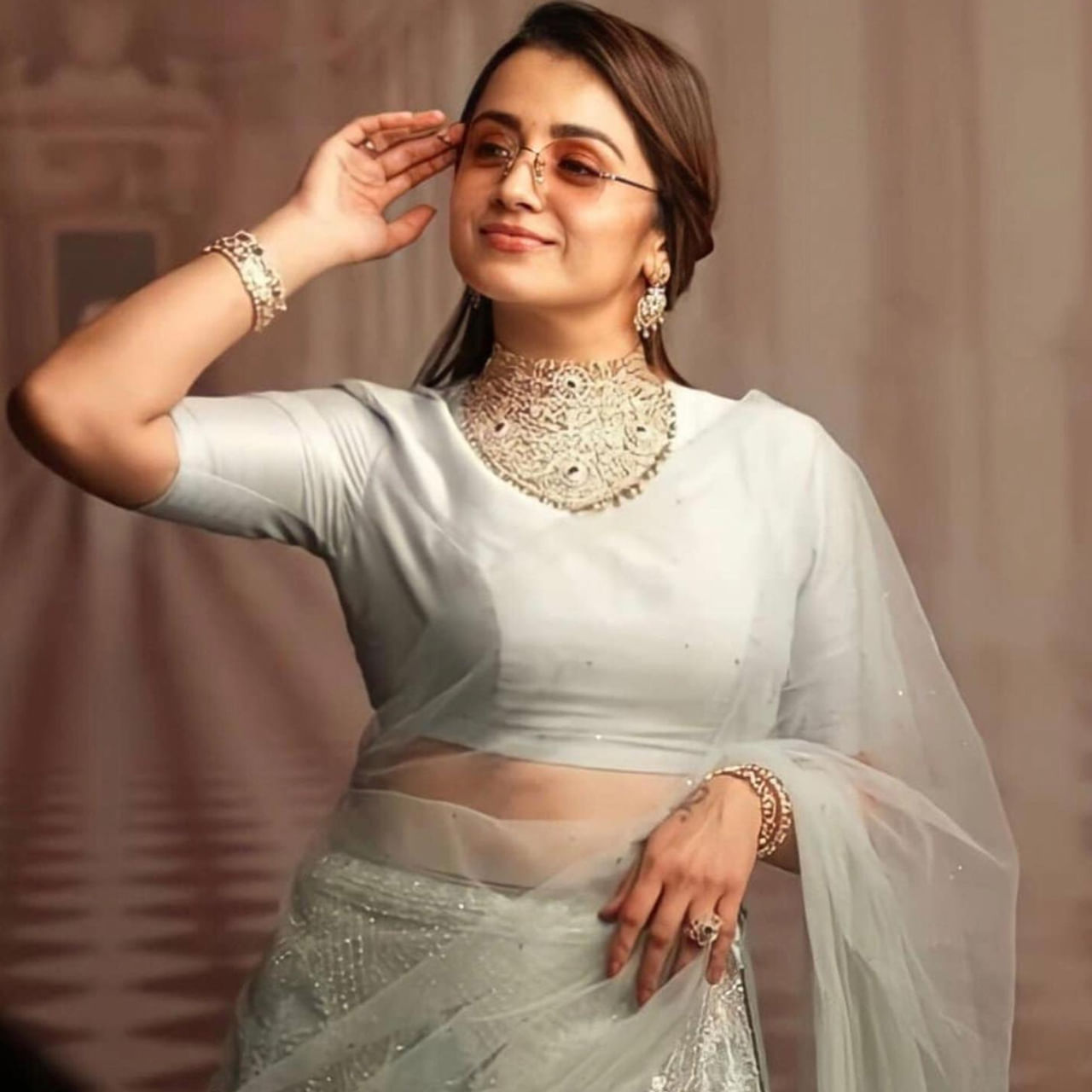 హీరోయిన్స్ అంటే గ్లామర్ షో మాత్రమే చేయాలా.. పాటలకు వచ్చి అలా వెళ్లిపోవాలా..? ఏం ఓ సినిమాను మా భుజాలపై మోయలేమా..? మోసి చూపిస్తాం అంటూ శపథాలు చేస్తున్నారు మన హీరోయిన్లు.