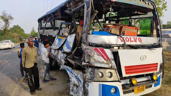 Road accident: ఎదురుగా వస్తున్న బస్సును ఢీకొట్టిన లారీ.. ఆరుగురు దుర్మరణం.. డ్రైవర్ పరార్..!