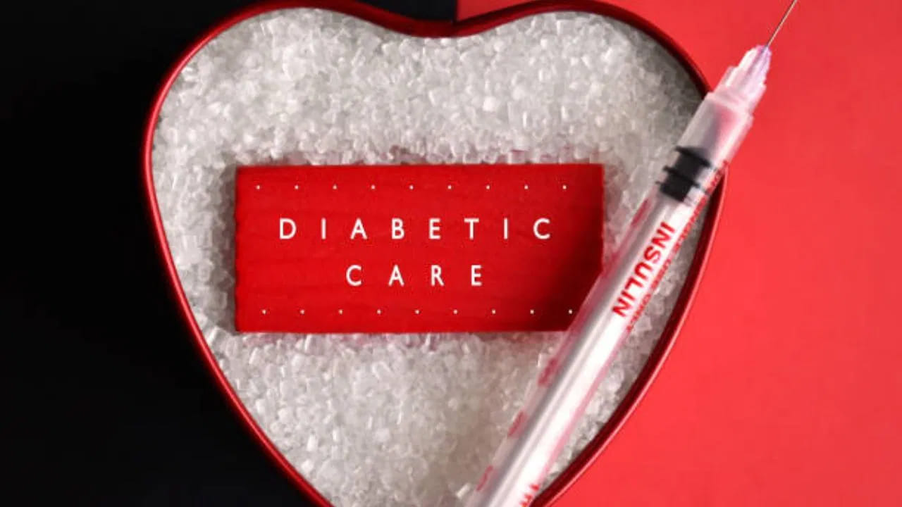 నేటి జీవన శైలి కారణంగా ప్రతి ఇంట్లో మధుమేహం వ్యాధుగ్రస్తులు ఉంటున్నారు. మధుమేహం నివారణకు తినడం, తాగడంపై తగిన శ్రద్ధ పెట్టాలి. ముఖ్యంగా స్వీట్లు, వేయించిన ఆహారాలకు వీలైనంత దూరంగా ఉండాలి. పోషకాహారం తీసుకుంటే రక్తంలో షుగర్ లెవెల్ పెరుగకుండా కంట్రోల్‌లో ఉంటుంది. డయాబెటిస్ రోగుల్లో బ్లడ్ షుగర్ లెవల్స్ బ్యాలెన్స్ గా ఉండాలంటే తీపి పదార్ధాలు తక్కువగా తినాలి. పొరపాటున చక్కెర తింటే షుగర్‌ లెవెల్స్‌ పెరిగే అవకాశం ఉంది. డయాబెటిస్‌లో ఇన్సులిన్ హార్మోన్ స్రావాన్ని సాధారణంగా ఉంచడం చాలా ముఖ్యం. ఈ విషయంలో ఏ పొరపాటు జరిగినా శరీరంలో రకరకాల సమస్యలు వస్తాయి. కాబట్టి డయాబెటిక్ పేషెంట్లు ఈ 5 రకాల ఆహారాలను రోజువారీ ఆహారంలో ఉంచుకోవాలి. ఇవి చక్కెర స్థాయిలను అదుపులో ఉంచుతాయి.