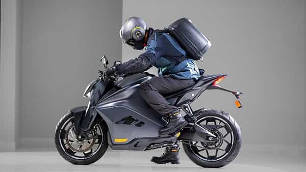 Ultraviolette F77 E-Bike: ఈ-బైక్ బ్యాటరీ టెన్షన్లన్నింటికీ చెక్.. ఏకంగా 8లక్షల కి.మీ. వరకూ వారంటీ..