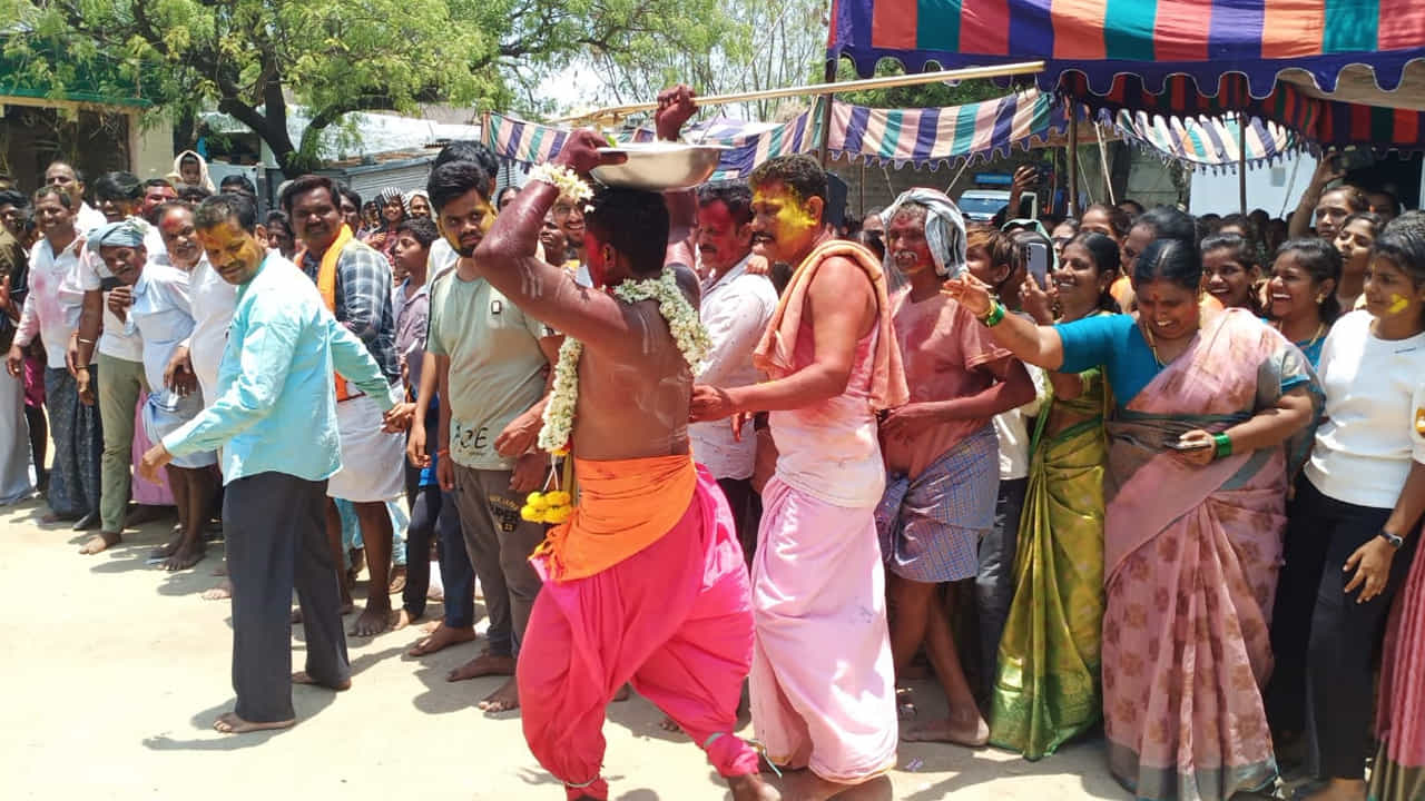 వరస క్రమంలో ఉన్న కొందరి భక్తులను నాట్యం చేస్తూ కాలితో తన్ను కొంటు వెళ్తారు. పూజారి కాలితో తన్నిన భక్తులు స్వామి వార్లకు పూజలు నిర్వహించి అక్కడినుంచి వెళ్ళిపోతారు. తమకు మోక్షం జరుగు తుందనేఅభిప్రాయం వ్యక్తం చేస్తున్నారు