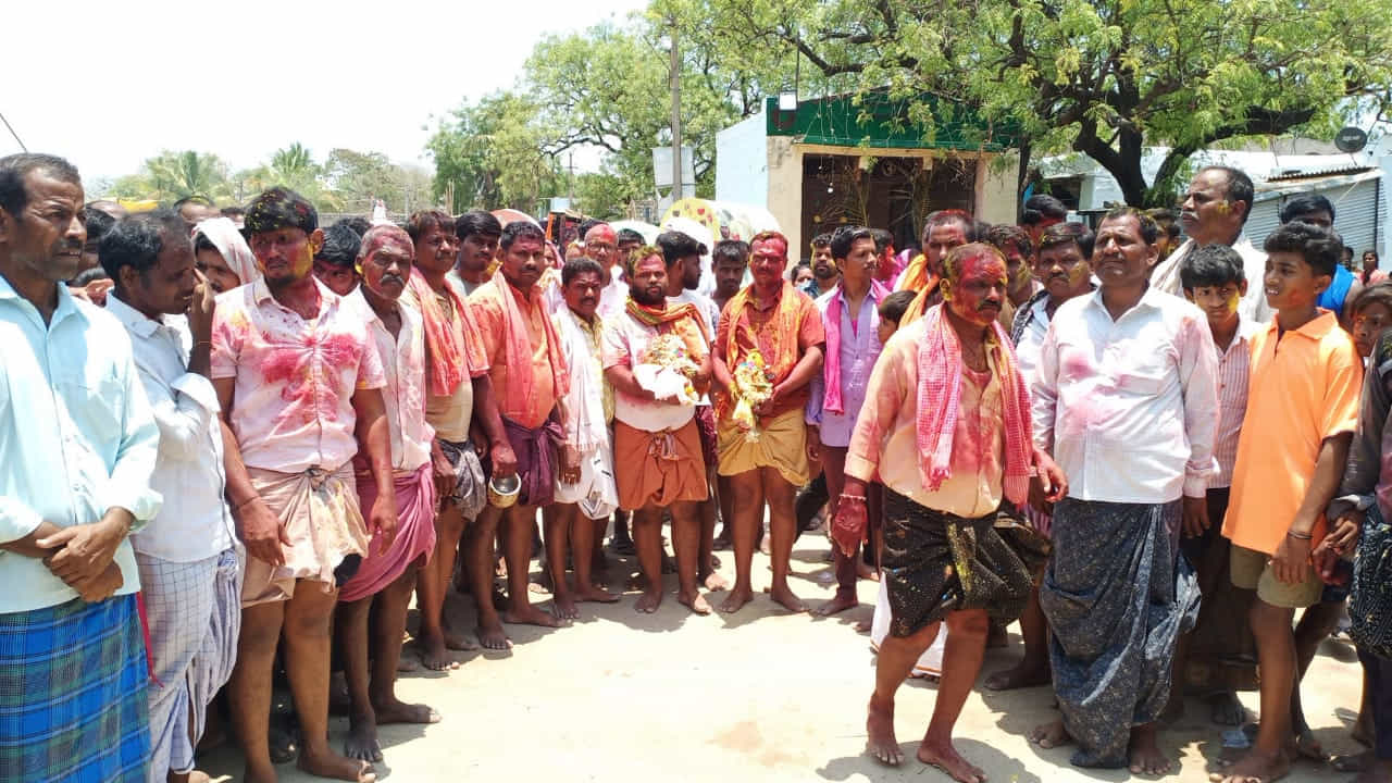 ఒకే రంగు తో వసంతోత్సవం: పూజారి తన్నుల సేవా కార్యక్రమ0 ముగిసిన తరువాత స్వామి వార్లకు భక్తులు వసంతోత్సవం గులాబీ రంగు ఉన్న నీటితో జరిపిస్తారు. స్వామి వార్ల వసంతోత్సవం ముగిసిన వెంటనే గ్రామస్తులు ప్రత్యేకంగా గ్రామంలో ఏర్పాటు చేసుకొన్న పెద్ద గుంతలలో గులాబీ రంగు నీళ్లు కలుపుకొని వారు కూడా ఆ గులాబీ రంగు నీళ్లతో వసంతోత్సవం జరుపుకొంటారు ఇది సంప్రదాయం అని గ్రామస్తులు అంటారు.