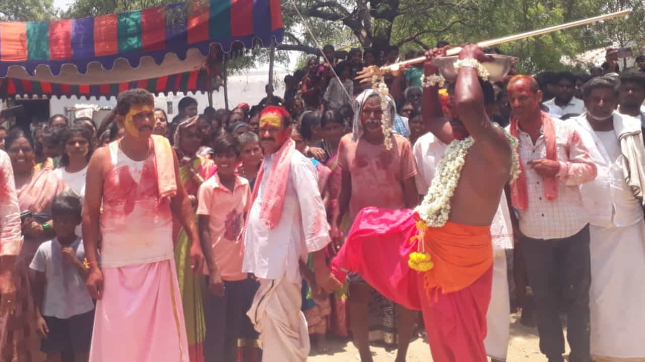 అందులో భాగంగా ఉత్సవాల చివరి రోజు మహా యోగి శ్రీ సిద్ధ రామేశ్వర స్వామి శివ పార్వతులకు కళాణ్యం జరిపించే వారని ఆలయ చరిత్రలో ఉందని భక్తులు అంటున్నారు. శివపార్వతుల కల్యాణం లో శ్రీ సిద్ద రామేశ్వర స్వామిభక్తులు కొన్నితప్పులు చేయడం తో ఆయన కుమారుడు వీరభద్ర స్వామి ఆగ్రహం వ్యక్తం చేశారట