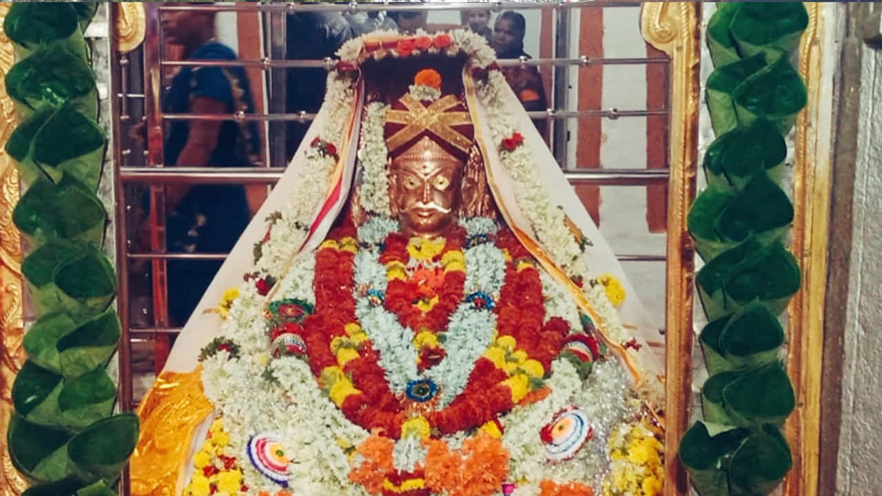పూజారి కాలి తన్ను కధ ఎలా అంటే: మహా యోగి శ్రీ సిద్ధ రామేశ్వర స్వామి శివుడు భక్తుడు. ఆయన500 వందల సంవత్సరాలకు ముందే ఒక ఆలయ నిర్మాణం చేపట్టినట్లు చరిత్ర చెబుతోంది. ఆ ఆలయంలో ఆయన విగ్రహం ఏర్పాటు చేసుకొన్నట్లు ఆలయ చరిత్ర చెబుతోంది.ప్రతి ఏటా కర్నాటక లోనే హంపి వీరుపాక్షి స్వామి రధోత్సవ ఉత్సవాలు ఎలా జరుగుతాయో చిన్నహోతురు లో కూడా అదే తరహాలో మహా యోగి శ్రీ సిద్ధ రామేశ్వర స్వామి నిర్వహించే వాడని భక్తులు అంటున్నారు.