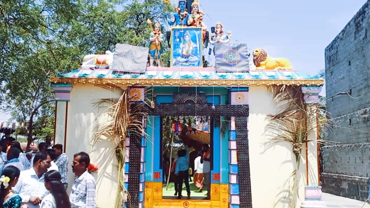 నేటికీ అదే ఆచారం: కల్యాణం ముగిసిన తరువాత భక్తులు ఆలయం ముందు వరస క్రమంలో బారులు తీరుతారు. ఆలయ పూజారి స్వామి వార్ల ఉత్సవ విగ్రహాలను నెత్తిమీద ఉంచుకొని ఒక చేతితో త్రిషులం పట్టుకొని నాట్యం చేస్తూ ఆలయం నుంచి బయటికి పరుగు పరుగున వస్తారు.