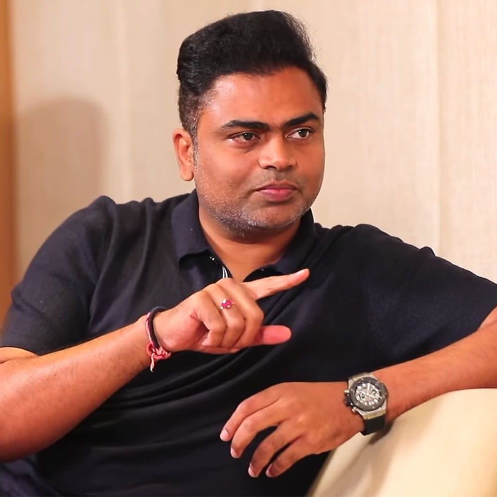 Vamshi Paidipally: షాహిద్‌ కపూర్‌ హీరోగా వంశీ పైడిపల్లి ప్యాన్‌ ఇండియా సినిమా తెరకెక్కిస్తారని వార్తలు వైరల్‌ అయ్యాయి. అయితే అందులో నిజం లేదని అన్నారు వంశీ పైడిపల్లి. తన నెక్స్ట్ సినిమా గురించి ప్రకటించడానికి ఇంకా సమయం ఉందని అన్నారు. ప్రస్తుతం ఏదీ రివీల్‌ చేయలేనని చెప్పారు. సరైన సమయంలో అఫిషియల్‌గా అనౌన్స్ చేస్తామన్నారు. 