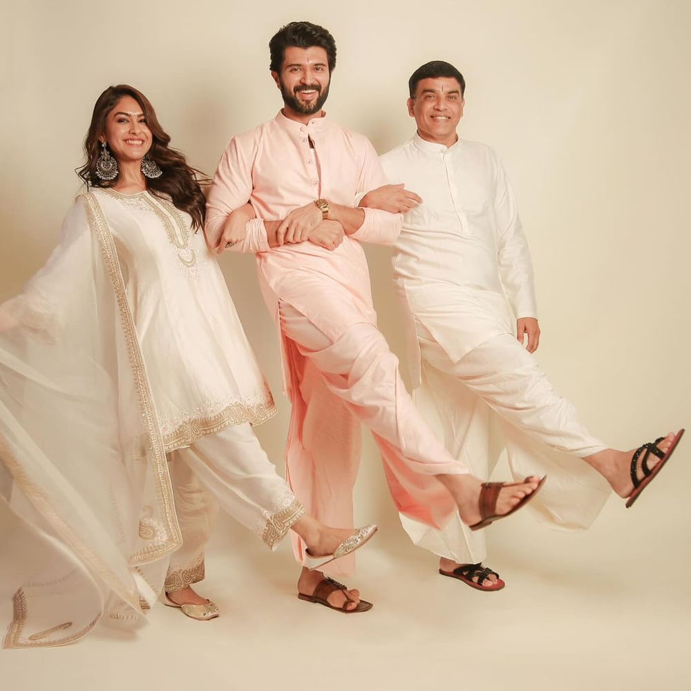 సిల్వర్‌స్క్రీన్‌ మీద విజయ్‌ దేవరకొండ ఫ్యామిలీస్టార్‌ అయ్యారు. కానీ రియల్‌ లైఫ్లో ఆయన  మోస్ట్ ఎలిజిబుల్‌ బ్యాచ్‌లర్‌. అందుకే ఆయన ప్రేమ గురించి మాట్లాడితే అలా వింటూ ఉండిపోతారు ఆడియన్స్.