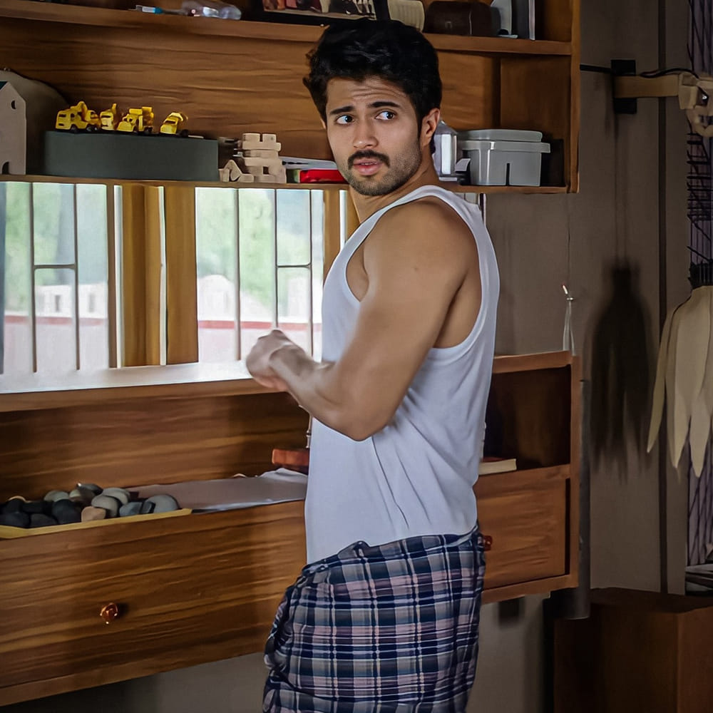 ఇందులో పోలీస్ ఆఫీసర్గా నటిస్తున్నారు విజయ్. ఈ సినిమా పూర్తయ్యే వరకు కొత్త సినిమాకు ఓకే చెప్పేదే లేదంటున్నారు విజయ్. ఏదైనా VD12 తర్వాతే చూసుకుందాం అంటున్నారాయన. ఇప్పటికే ఇద్దరు ముగ్గురు దర్శకులు విజయ్ కోసం కథలు సిద్ధం చేస్తున్నారు.. కానీ వాళ్లు వెయిటింగ్ తప్పేలా లేదిప్పుడు.