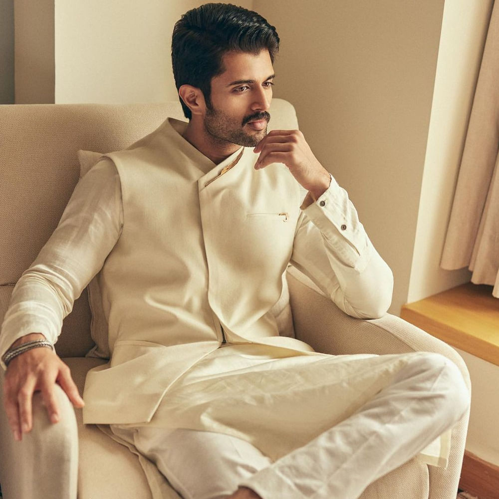 సిల్వర్‌స్క్రీన్‌ మీద విజయ్‌ దేవరకొండ ఫ్యామిలీస్టార్‌ అయ్యారు. కానీ రియల్‌ లైఫ్లో ఆయన  మోస్ట్ ఎలిజిబుల్‌ బ్యాచ్‌లర్‌. అందుకే ఆయన ప్రేమ గురించి మాట్లాడితే అలా వింటూ ఉండిపోతారు ఆడియన్స్.