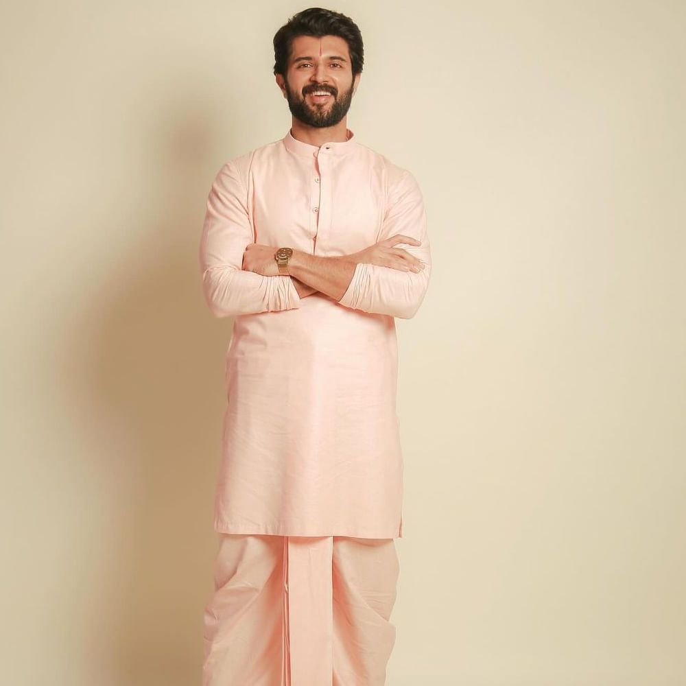 గతంలో ఓ అమ్మాయిని ప్రేమించినట్టు చెప్పారు రౌడీ హీరో. అయితే ఆ తర్వాత బ్రేకప్‌ అయిందన్న విషయాన్ని కూడా రివీల్‌ చేశారు. ఇప్పుడు మీరెవరితో అయినా రిలేషన్‌సిప్‌లో ఉన్నారా? అని అడిగితే మాత్రం వెంటనే యస్‌ అని స్పందిస్తున్నారు మిస్టర్‌ ఫ్యామిలీ స్టార్‌.