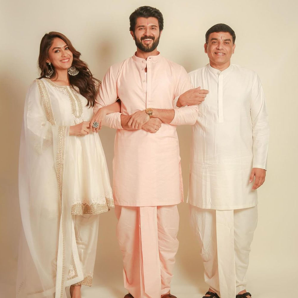 తన ఫ్యామిలీతోనూ, ఫ్రెండ్స్ తోనూ మంచి రిలేషన్‌షిప్‌ ఉందని చమత్కరిస్తున్నారు ఖుషీ స్టార్‌. ప్రేమ అనేది ఎప్పుడైనా ఎవరిమీదైనా పుట్టొచ్చు.