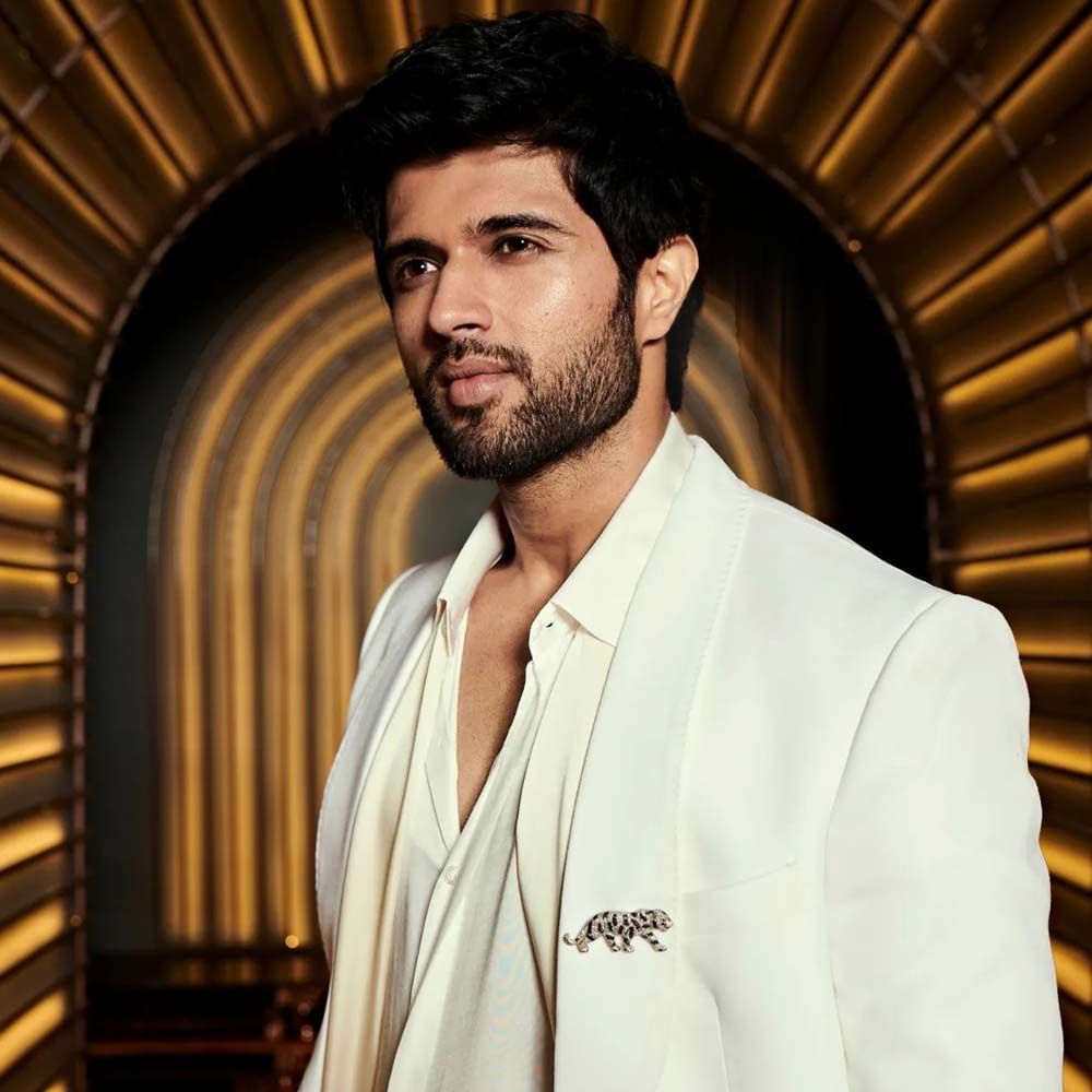 VD13: విజయ్ దేవరకొండ, గౌతమ్ తిన్ననూరి కాంబినేషన్లో ఓ సినిమా వస్తున్న సంగతి తెలిసిందే. ఈ సినిమాలో మ్యూజిక్ పరంగా ఆసక్తికరమైన నిర్ణయం తీసుకుంటున్నట్లు తెలుస్తుంది. కార్తి ఖైదీ తరహాలో విజయ్, గౌతమ్ సినిమాలో పాటలేం ఉండవని.. కేవలం బ్యాగ్రౌండ్ స్కోర్తోనే సినిమా నడుస్తుందని ప్రచారం జరుగుతుంది.