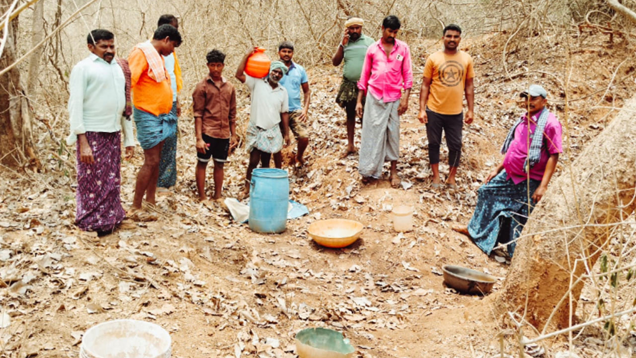 అయితే ఓ వైపు అనేక గ్రామాల్లో నీరు లేక ప్రజలు తీవ్ర ఇబ్బంది పడుతున్నారు. గుక్కెడు నీరు తాగడానికి లేక తాము అల్లాడుతుంటే.. వన్యప్రాణులకు నీటి సరఫరా చేయడంపై రెండు గ్రామాల గ్రామస్తులపై సమీపంలోని కొన్ని గ్రామాలకు చెందిన ప్రజలు ఆగ్రహం వ్యక్తం చేస్తున్నారు.