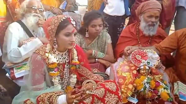 శ్రీకృష్ణుడ్ని ఆరాధిస్తూ విగ్రహాన్ని పెళ్లి చేసుకున్న యువతి.. బృందావన్ నుంచి ఊరేగింపుగా వచ్చిన వరుడు..