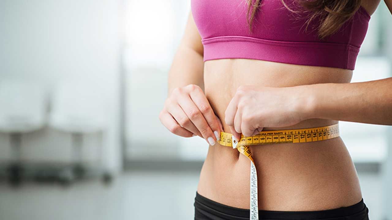 బరువు పెరగాలంటే ఇలా చేయండి: మాంసం, చేపలు, గుడ్లు, పాల ఉత్పత్తులు, నట్స్ వంటి వాటిని తీసుకోవాలి. ఇందులో ప్రొటీన్ పుష్కలంగా ఉంటుంది. కండరాలను నిర్మించడంలో సహాయపడుతుంది. తృణధాన్యాలు, పండ్లు, కూరగాయలు వంటి కార్బోహైడ్రేట్లను తినండి. ఇది మీకు శక్తిని ఇస్తుంది.. చిరకు బరువు పెరుగేలా చేస్తుంది. 