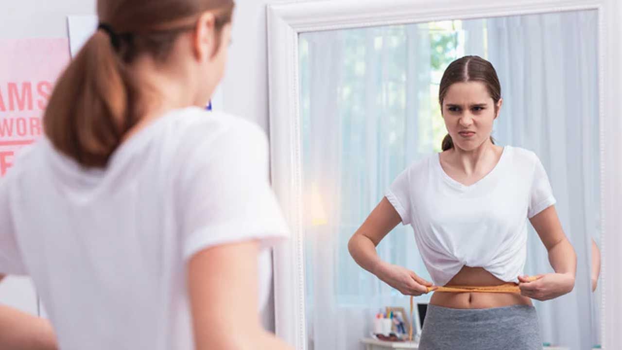  కొంతమంది ఎంత ప్రయత్నించినా లావు కాలేరు. లావుగా మారేందుకు బయట దొరికే పౌడర్లు, మందులు తీసుకుంటారు. కానీ అధిక మందులు తీసుకోవడం శరీరానికి ప్రమాదకరం. సన్నగా ఉండటం.. బరువు పెరగకపోవడం లాంటి సమస్యలు కొంతమందిని చాలా ఇబ్బంది పెడుతోంది. మీరు తక్కువ బరువు ఉండటం.. క్రమంగా సన్నబడటం లాంటి వల్ల ఇబ్బంది పడుతుంటే, భయపడాల్సిన అవసరం లేదు. ఎందుకంటే.. ఈరోజు మేము మీకు కొన్ని సులభమైన పరిష్కారాలను తెలియజేస్తాము. వీటిని ఫాలో అవ్వడం ద్వారా సులభంగా బరువు పెరగవచ్చు. సన్నబడటానికి, బరువు పెరగడానికి, మీరు పోషకమైన ఆహారాన్ని తినాలి. అటువంటి ఆహారంలో అధిక మొత్తంలో కేలరీలు కలిగి ఉంటాయి. ఇది బరువు పెరగడానికి సహాయపడుతుంది. 