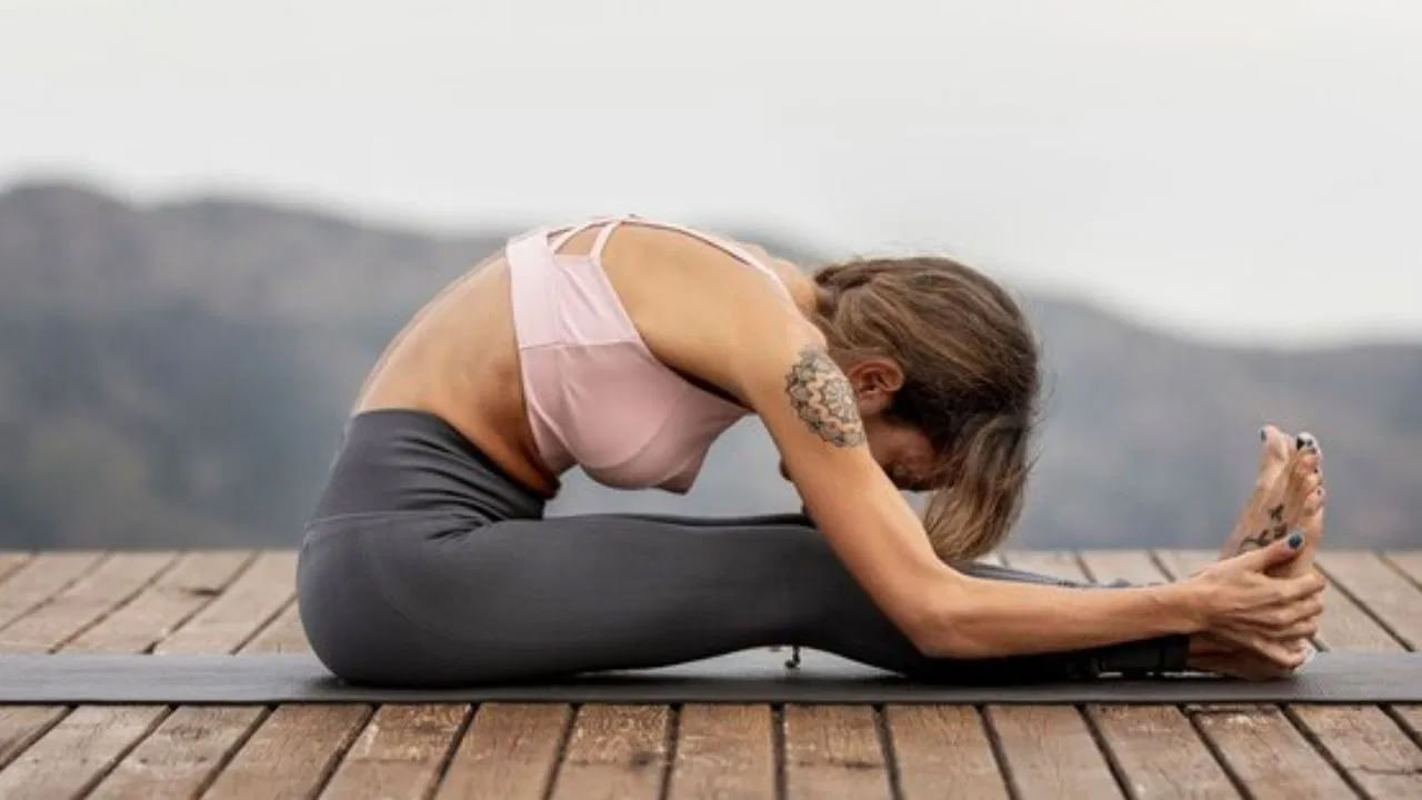 పశ్చిమోత్తాసనం క్రమం తప్పకుండా ఆచరించే మహిళల ఆరోగ్యానికి మేలు జరుగుతుంది. ఇది గర్భాశయ  కండరాలను సాగదీస్తుంది. దీని కారణంగా మహిళలు గర్భం దాల్చడంలో ఎటువంటి సమస్యలను ఎదుర్కొనాల్సిన పని ఉండదు. అంతేకాదు క్రమరహిత పీరియడ్స్ సమస్యను నయం చేయడంలో కూడా సహాయపడుతుంది.
