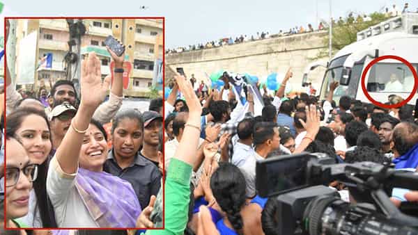 CM YS Jagan: కనకదుర్గ వారధిపై సీఎం జగన్ బస్సుయాత్ర.. జనంలో కలిసి సంఘీభావం తెలిపిన భారతి