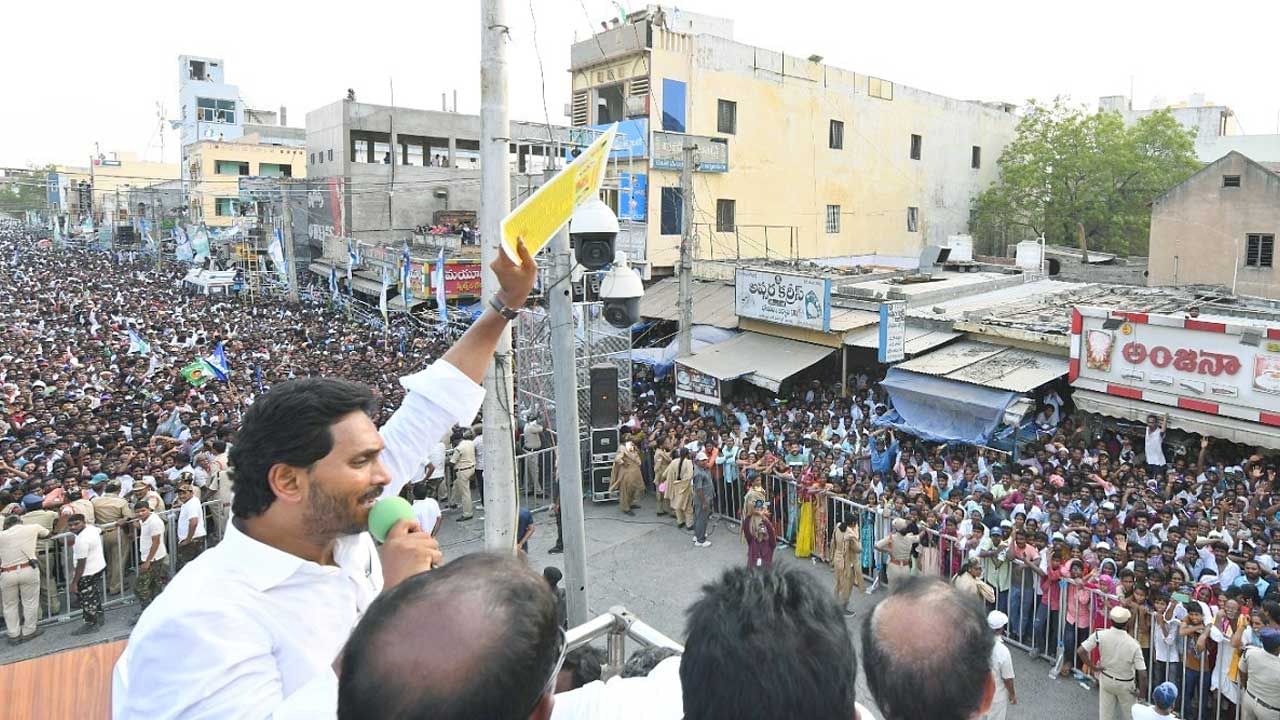 జగన్ పేరు చెబితే కేవలం 5 ఏళ్ల పాలనలోనే అమ్మ ఒడి నుంచి ఆరోగ్య శ్రీ వరకు చాల పథకాలు గుర్తుకొస్తాయన్నారు. అదే 14 ఏళ్లు ముఖ్యమంత్రిగా చేసిన చంద్రబాబు పేరు చెబితే ఒక్క పథకం పేరు అయినా గుర్తుకొస్తుందా అని ప్రశ్నించారు. 