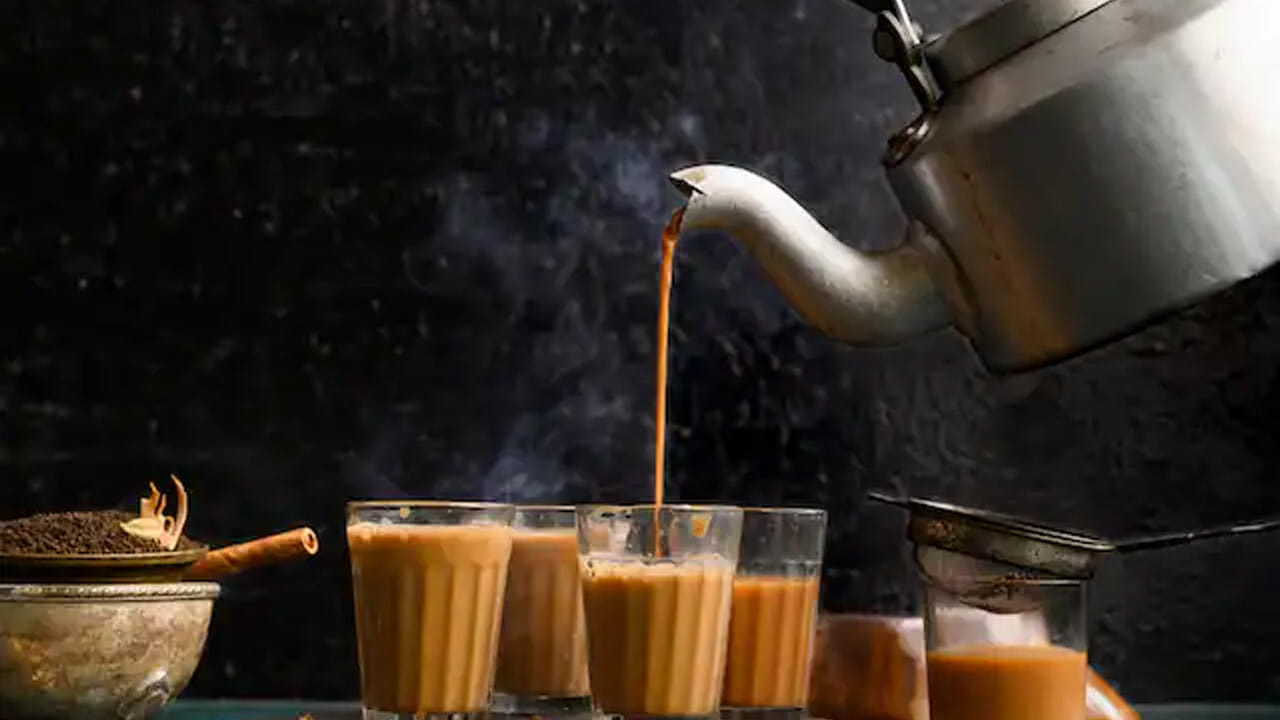 ఛాయ్ అన్నింటికి మెడిసిన్. చిరాగ్గా ఉన్నా.. కాస్తా పని ఒత్తిడి నుంచి రిలీఫ్ పొందాలన్నా ఓ ఛాయ్ తాగాల్సిందే. అయితే ఛాయ్ రెగ్యులర్‌గా తాగేవాళ్లకు కొన్ని సూచనలు చేస్తున్నారు ఆరోగ్య నిపుణులు. టీ ఎక్కువగా మరిగించకూడదని సూచిస్తున్నారు. ఇందుకు రీజన్స్ కూడా చెబుతున్నారు.