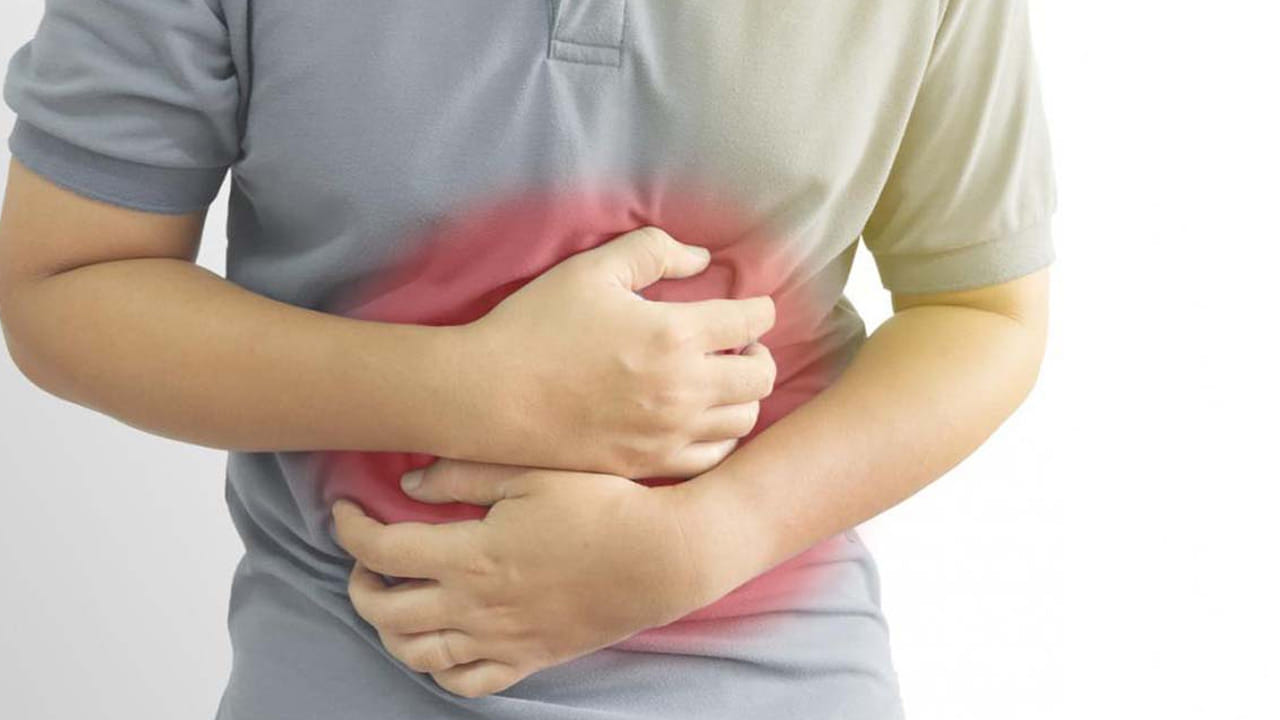 టీని ఎక్కువసేపు మరిగించడం వల్ల పెరిగిన టానిన్ల సాంద్రత జీర్ణ సమస్యలకు దారితీస్తుందంటున్నారు నిపుణులు. ముఖ్యంగా అధిక టానిన్లు తీసుకోవడం వల్ల వికారం, కడుపు నొప్పి, మలబద్ధకం వంటి జీర్ణ సమస్యలు రావొచ్చంటున్నారు. ఛాయ్‎ని ఎక్కువసేపు మరిగించడం వల్ల ఏర్పడే కొన్ని రసాయనాలు క్యాన్సర్ కారకాలను ప్రోత్సహిస్తాయట.