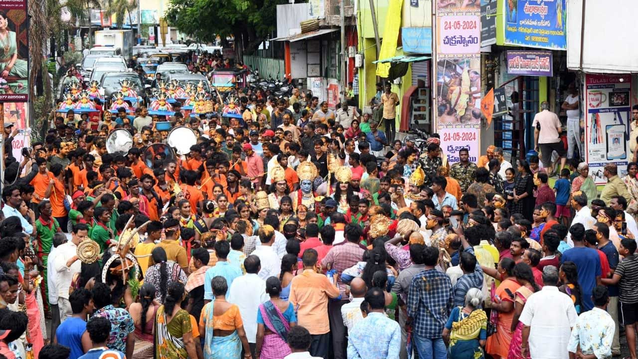 బ్రహోత్సవాల తరహాలో వైభవోపేతంగా జాతర కొనసాగుతుందన్నారు. భవిష్యత్‎లో మరింత గొప్పగా జాతర నిర్వహిస్తామన్న భూమన గత 3 ఏళ్లుగా శోభాయాత్రలో పెద్ద ఎత్తున భక్తులు పాల్గొంటూ భక్తి మొక్కులు తీర్చుకుంటున్నారన్నారు. ఇక జాతరలో మంగళవారం 6వ రోజు సున్నపు కుండల వేషం ధరించి భక్తులు గంగమ్మను దర్శించుకోనున్నారు. ఎల్లుండి జాతర అఖరి రోజు కాగా చెంప నరకడంతో జాతర ముగుస్తుంది.