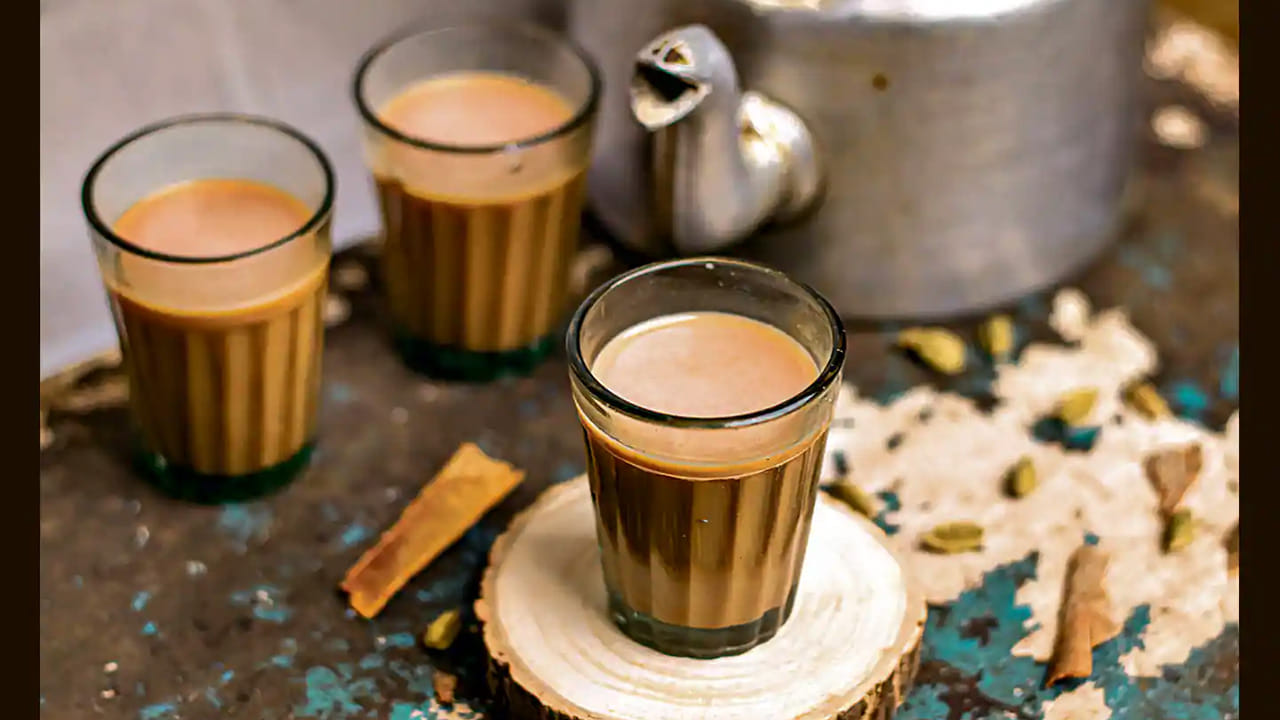 ఛాయ్​లో యాంటీ ఆక్సిడెంట్లు కూడా ఉంటాయి. ఇవి శరీరాన్ని ఫ్రీ రాడికల్స్ నుంచి రక్షించడంలో సహాయపడతాయి. ఎక్కువ సేపు మరిగించినప్పుడు ఇవి కూడా నాశనమవుతాయంటున్నారు నిపుణులు. మొత్తంగా పాలతో టీ తయారు చేసుకునేవారు ఎట్టిపరిస్థితుల్లోనూ 3 నుంచి 5 నిమిషాలకు మించకుండా మరిగించాలని నిపుణలు చెబుతున్నారు.