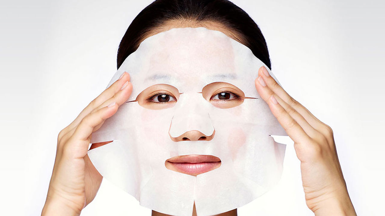 మహిళలు ముఖ్యంగా చర్మ సౌందర్యం కోసం తెగ తారాసపడుతుంటారు. ముఖ్యంగా మచ్చలు, పులిపెర్లు, మొటిమలు, ముడతలు వంటివి రాకుండా తెగ జాగ్రత్తలు తీసుకుంటారు. ఏవేవో ఫేస్ ప్యాక్ లు ట్రై చేస్తూ ఉంటారు.