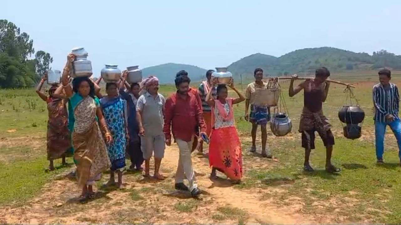 తరాలు మారిన తమ తలరాతలు మారలేదన్నట్టుంది వాళ్ళ జీవనస్థితి. ఏళ్లు గడుస్తున్న కనీస సౌకర్యాలు వారికి ఆమడ దూరమే. ఎంతమందిని మొరపెట్టుకున్నా సమస్య తీరనే లేదు. ఆ ఆదివాసీలకూ తాగునీటి కష్టాలు తప్పడం లేదు. కనీస సౌకర్యాలు లేక తాగు నీటి కోసం కిలోమీటర్లునడిచి నీటి చలమలపై ఆధారపడుతున్నారు కొంతమంది గిరిజనులు. 